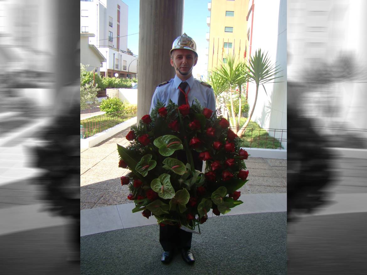 Coroa-de-flores-a-entregar-na-visita-ao-cemitério-de-Paços-de-Ferreira.jpg